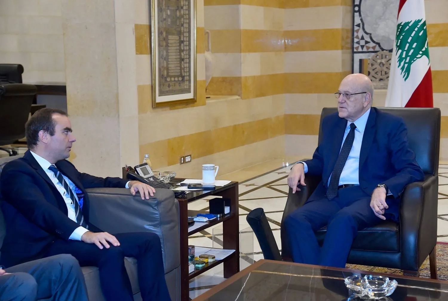 الرئيس نجيب ميقاتي مع وزير الدفاع الفرنسي (صورة وزعها مكتب رئيس الحكومة)