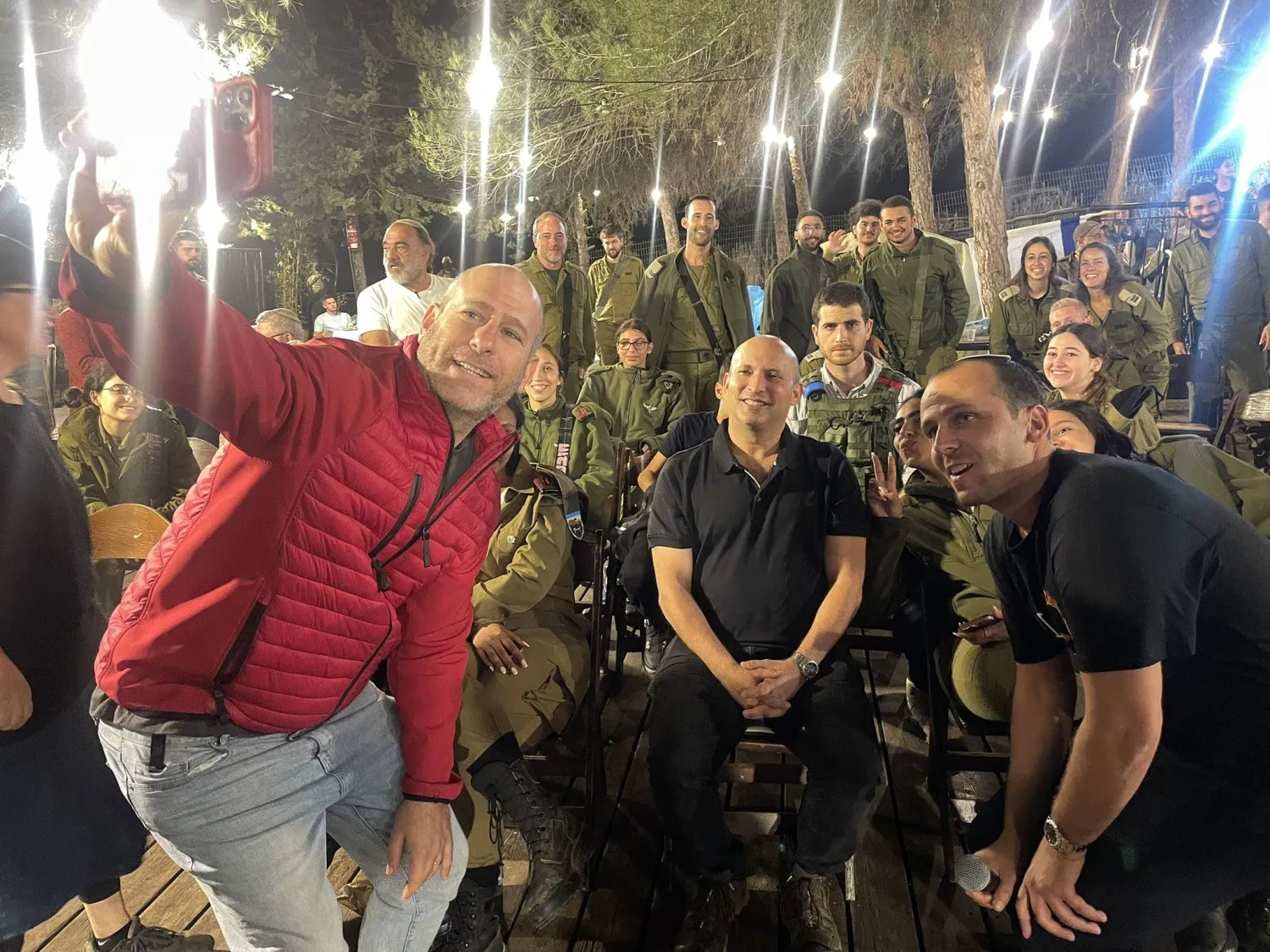 نفتالي بنيت خلال جولة له على عائلات طالتها هجمات «حماس» في غلاف غزة الشهر الماضي (حساب بنيت على منصة إكس)