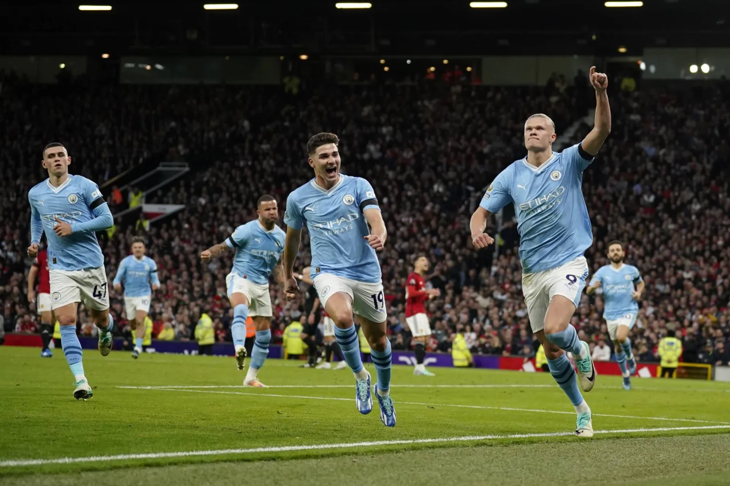 مانشستر سيتي ينتظر هفوة من توتنهام ومعروفاً من تشيلسي في سباق الصدارة (أ.ب)