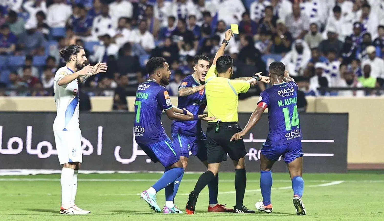 الحَكَم يوجه البطاقة الصفراء للاعب علي البليهي (تصوير: عيسى الدبيسي)