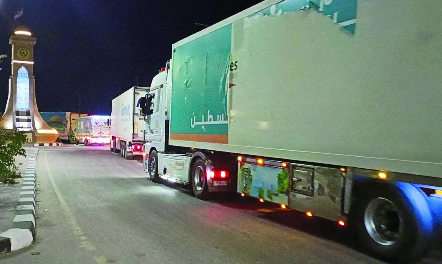  شاحنات عند خط الحدود بين سيناء وقطاع غزة (رويترز)