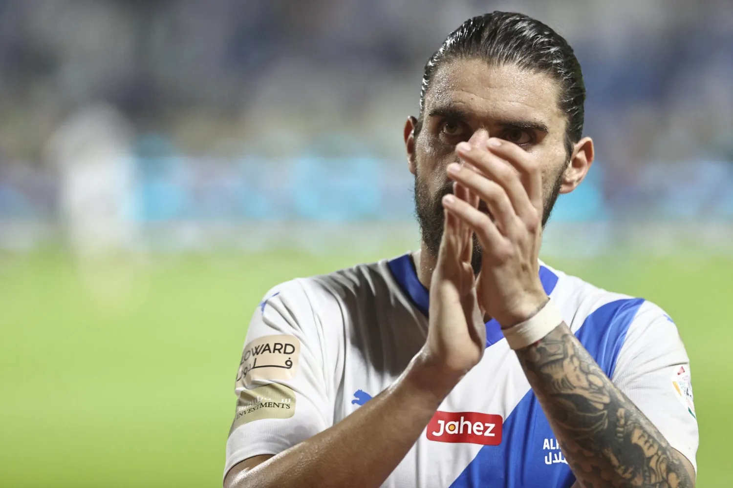 نيفيز يحيي جماهير الهلال عقب فوزهم الجمعة على الفتح (تصوير: عيسى الدبيسي)