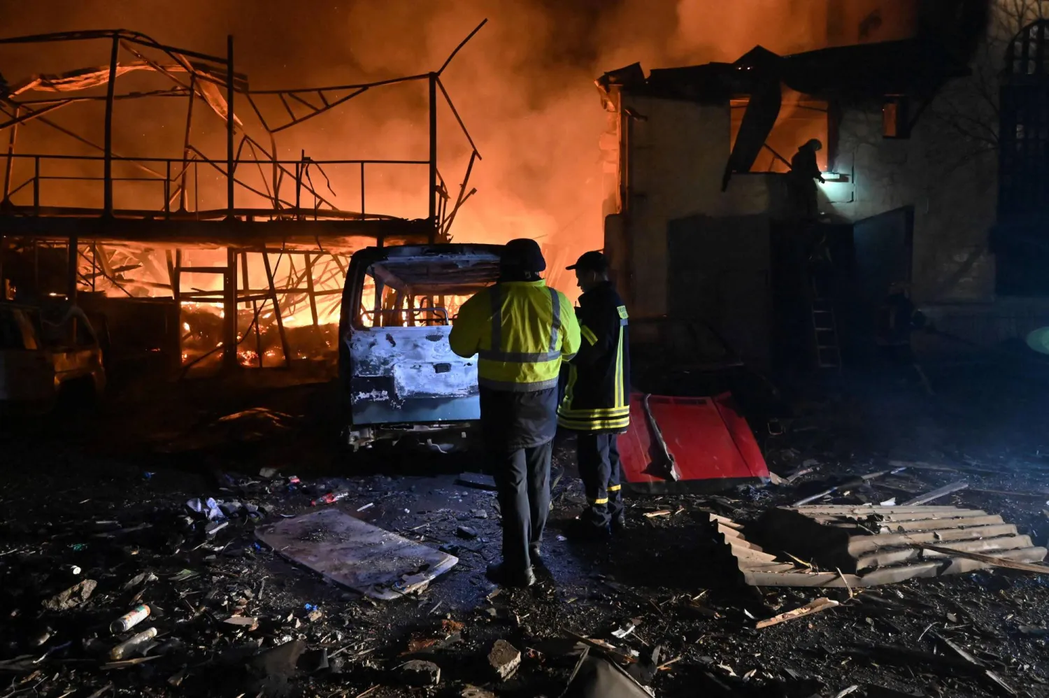 رجال الإطفاء يحاولون إخماد حريق جرّاء هجوم بمسيرات في خاركيف الجمعة (أ.ف.ب)