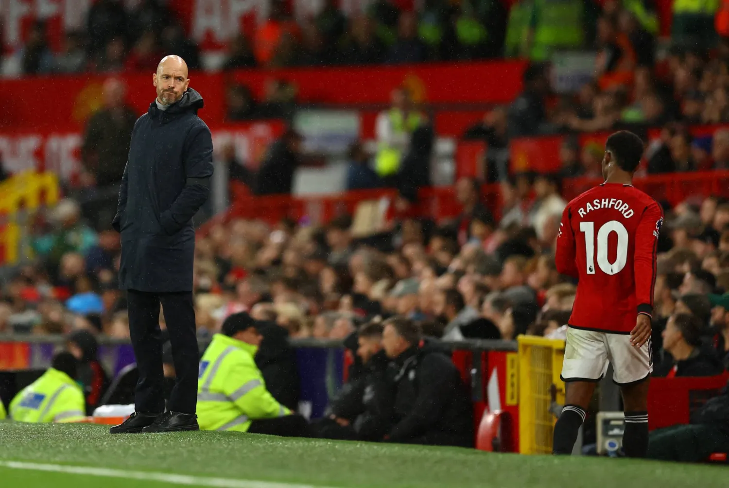 تن هاغ وصف الحادثة بغير المقبولة (رويترز)