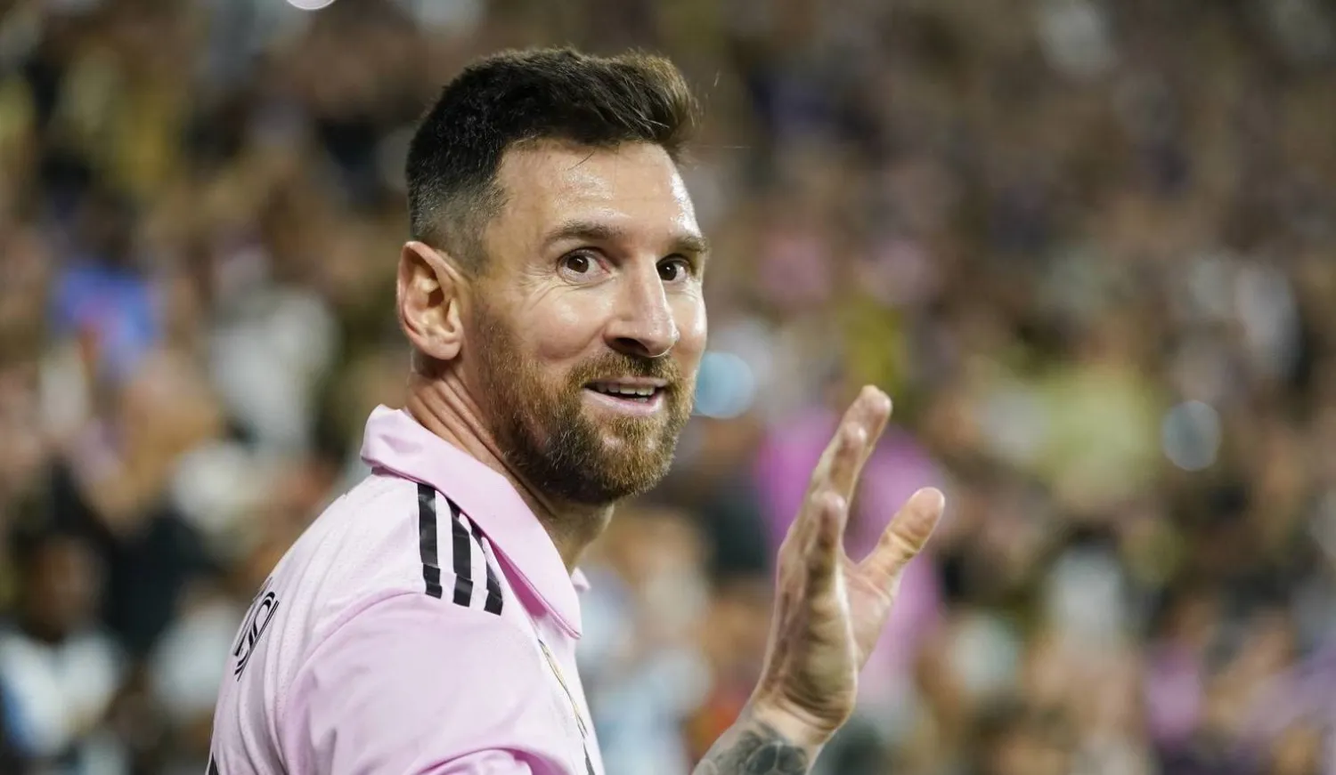 ميسي كشف عن تلقي العديد من العروض قبل أن يختار الانتقال لأميركا (أ.ب)