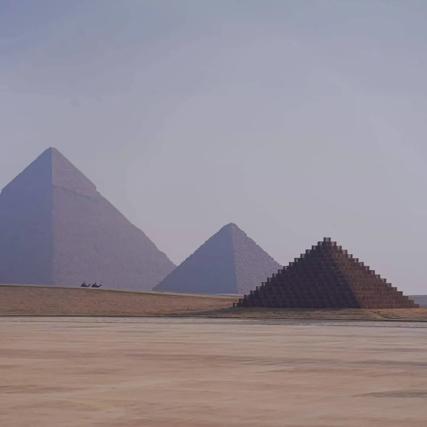 «الهرم الشفاف» للفنان راشد الشعشعي بمعرض «الأبد هو الآن» (الشرق الأوسط)