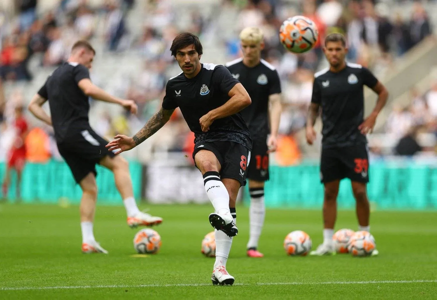 تونالي خلال مشاركاته في حصة تدريبية لنيوكاسل (رويترز)