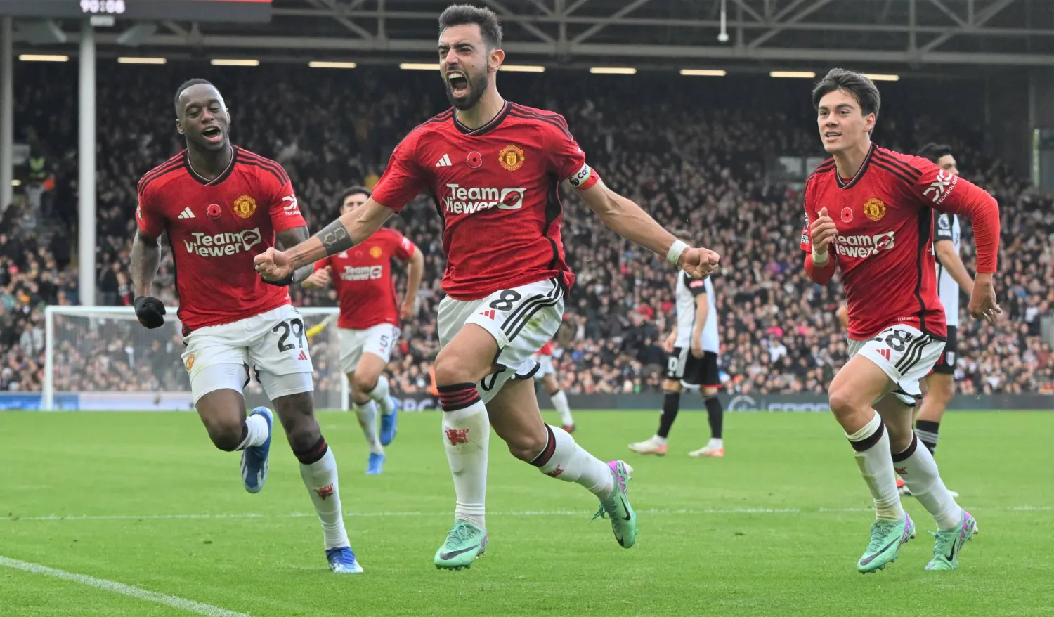 برونو فرنانديز يحلق فرحاً بتسجيل هدف اليونايتد في شباك فولهام في الوقت بدل الضائع (إ.ب.أ)