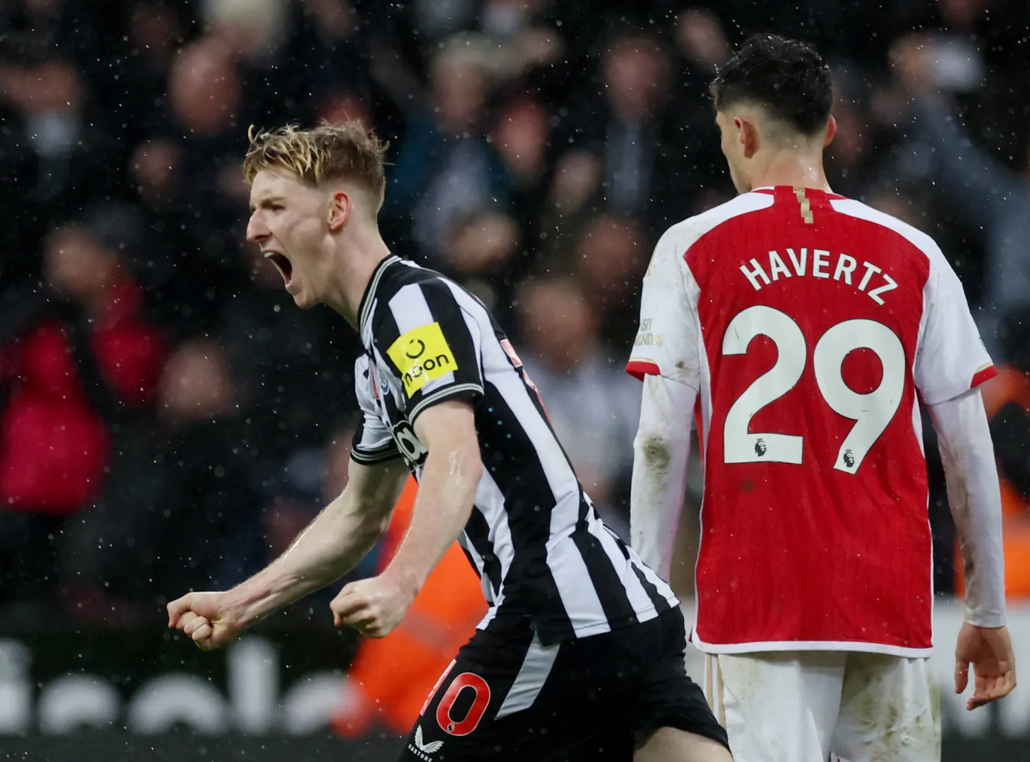 غوردون محتفلاً بهدف الفوز في شباك آرسنال (رويترز)