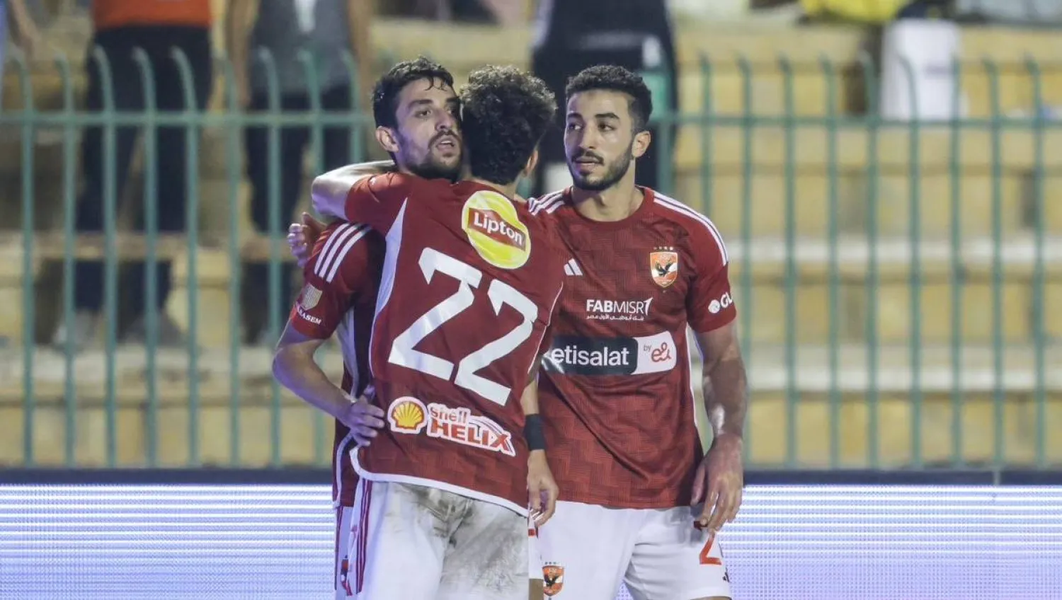 محمد طاهر يحتفل مع زملائه بهدفه في شباك المقاولون العرب (النادي الأهلي)