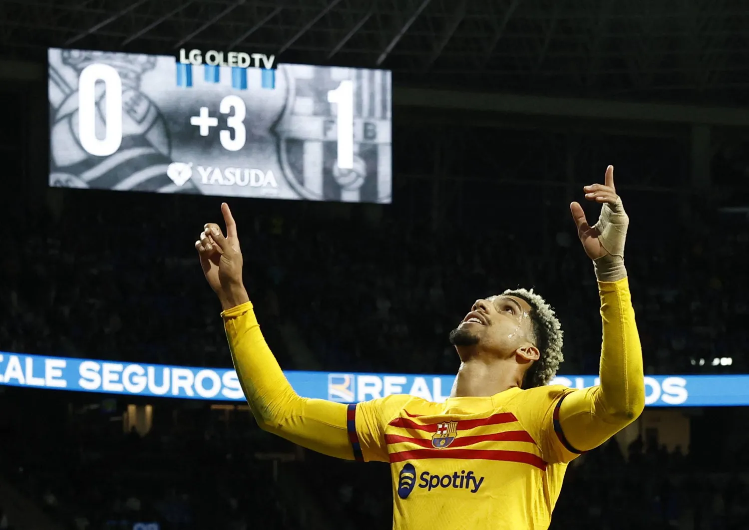 أراخو محتفلا بهدفه الثمين في شباك سوسيداد (رويترز)