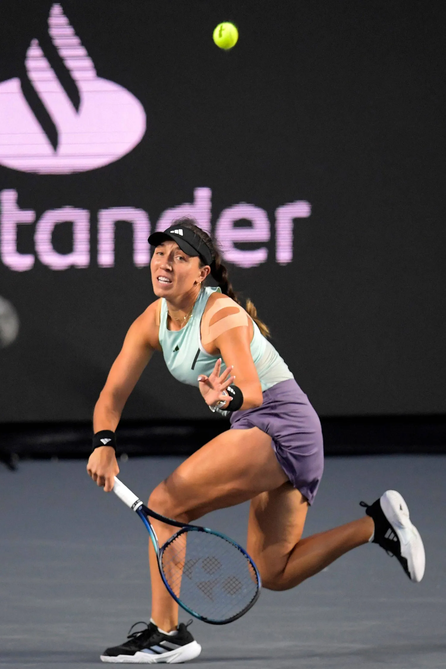 بيغولا تتأهل لنهائي البطولة الختامية لموسم تنس السيدات في كانكون (رويترز)