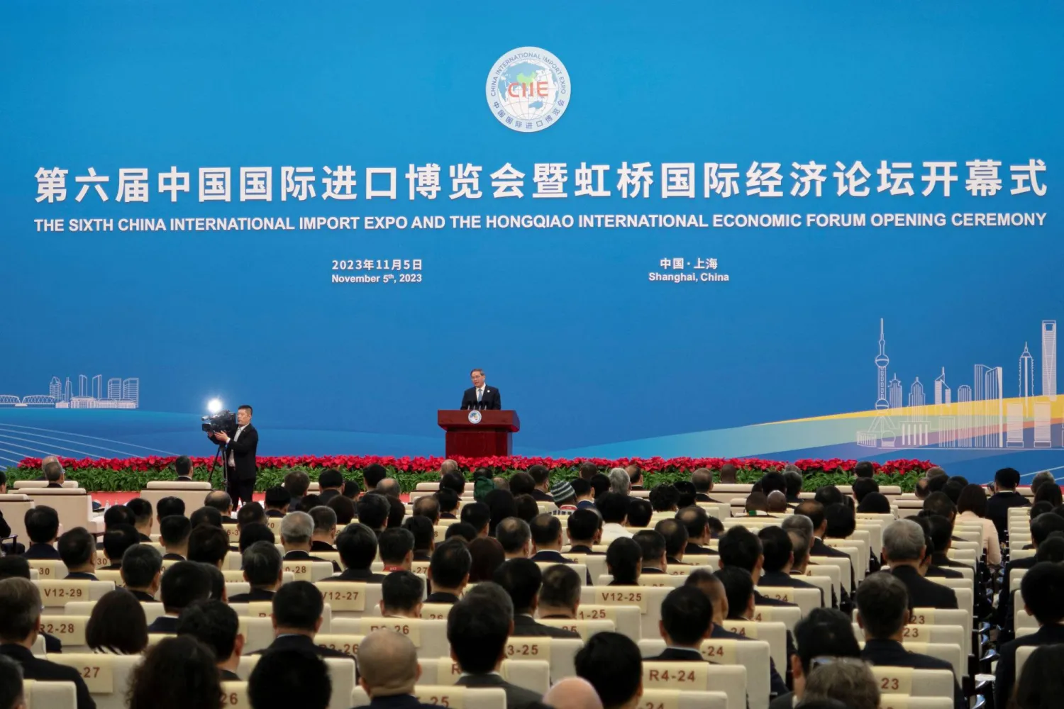 رئيس مجلس الدولة الصيني لي تشيانغ يتحدث في حفل افتتاح معرض الصين الدولي للاستيراد في شنغهاي بالصين في 5 نوفمبر 2023 (رويترز)