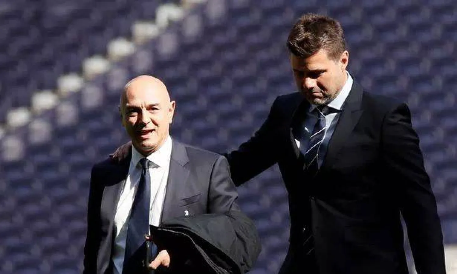 بوكيتينو مدرب تشيلسي مع رئيسه السابق دانييل ليفي (غيتي)