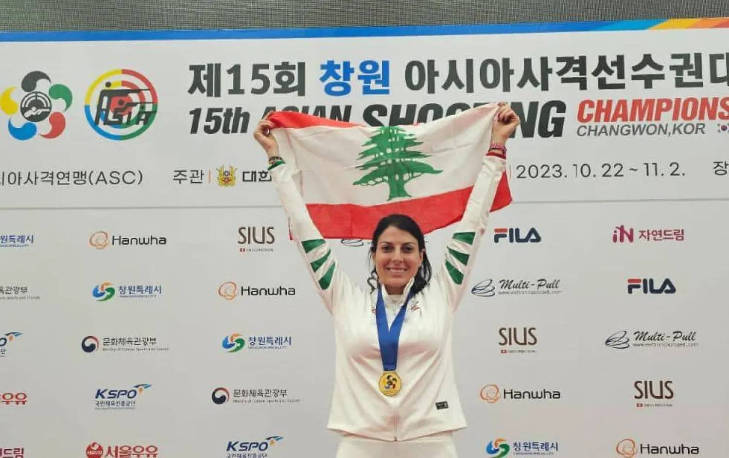 راي باسيل ترفع علم بلادها لبنان بعد البطولة الآسيوية (الشرق الأوسط)