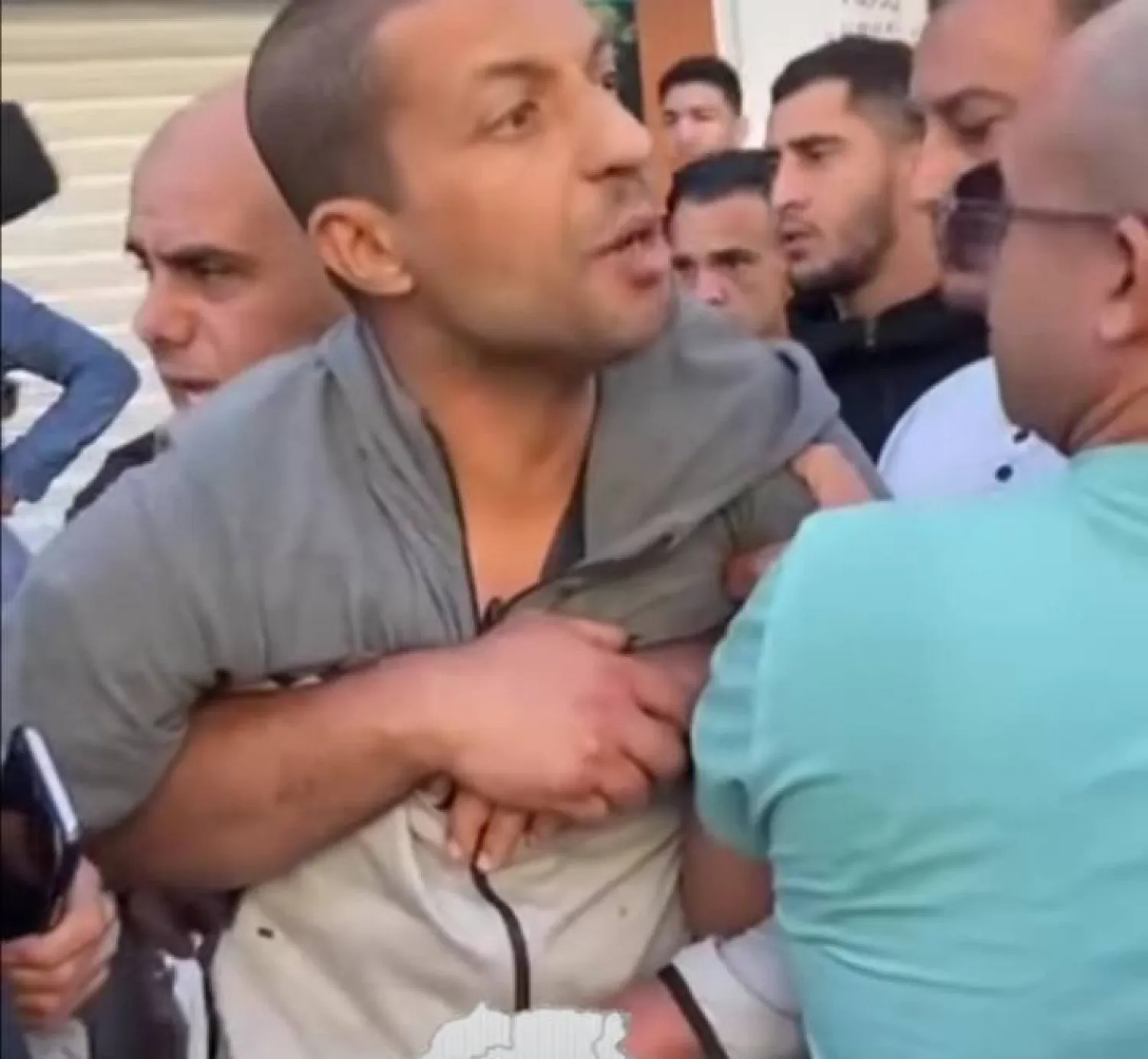 اعتقال أحمد المالكي الملقب بـ«الصومالي» عند إيقافه من قبل مواطنين في حي شعبي غرب العاصمة المصدر (وسائل الإعلام التونسية)