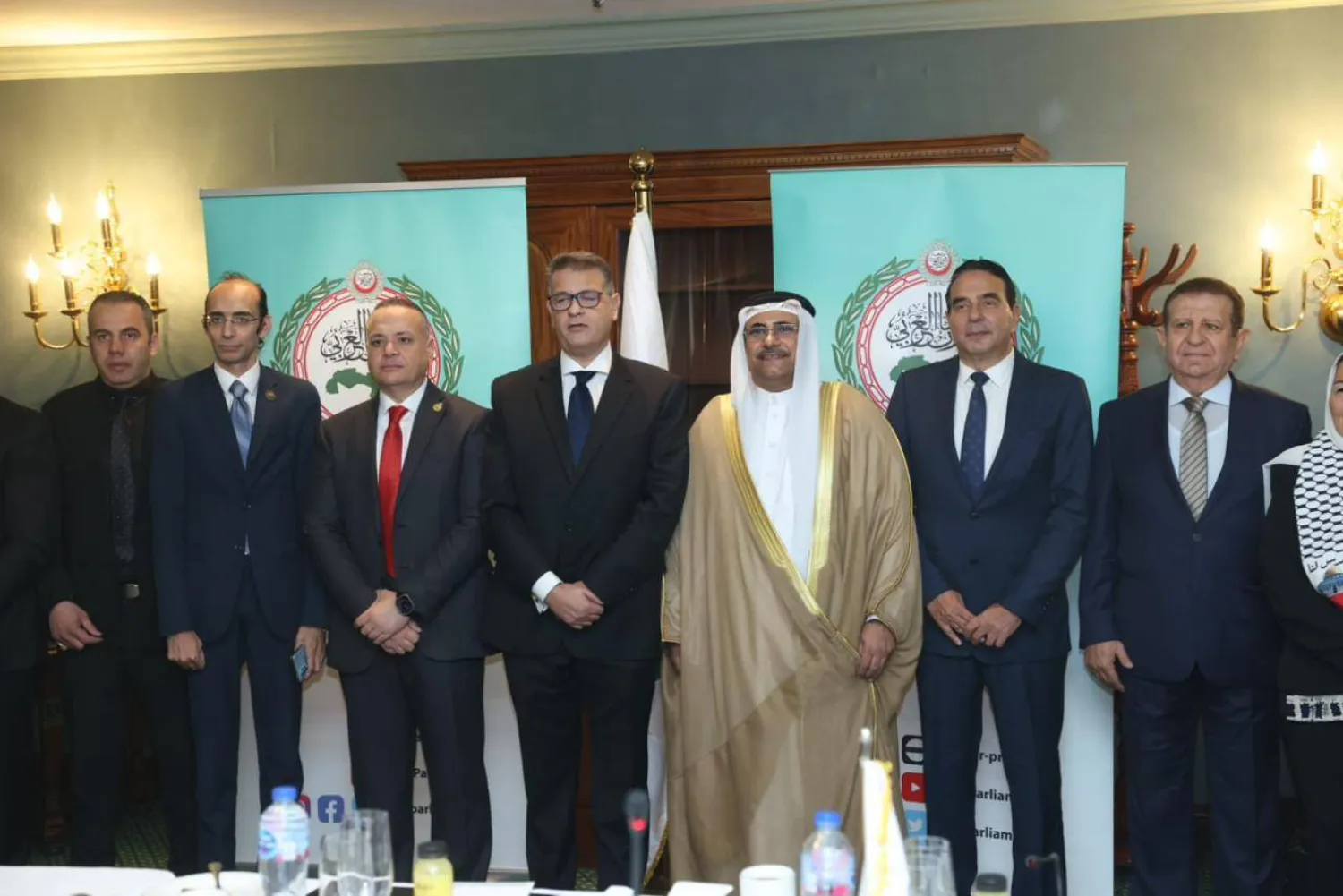 أعضاء لجنة «حقوق الإنسان» بمجلس النواب المصري مع رئيس البرلمان العربي (الشرق الأوسط)