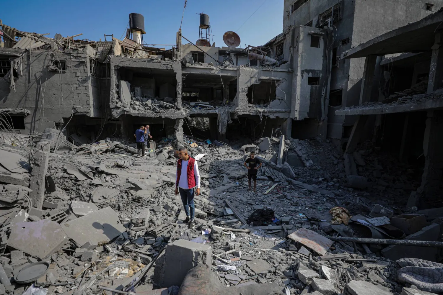 فلسطينيون يبحثون عن قتلى أو ناجين بين أنقاض منزل دمرته غارة جوية إسرائيلية على شمال قطاع غزة (إ.ب.أ)