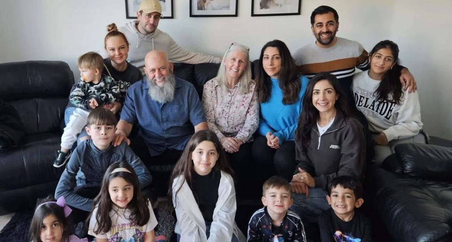 عائلة زوجة رئيس الوزراء الأسكوتلندي بعدما غادرت من غزة (حساب حمزة يوسف على منصة «إكس»)