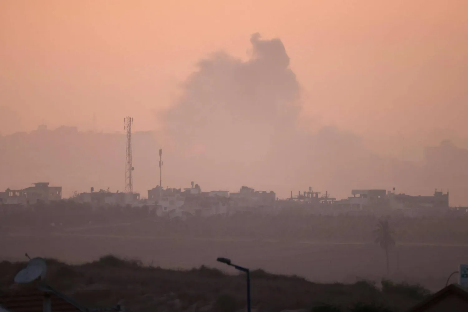 الدخان يتصاعد في قطاع غزة بعد قصف إسرائيلي (أ.ف.ب)