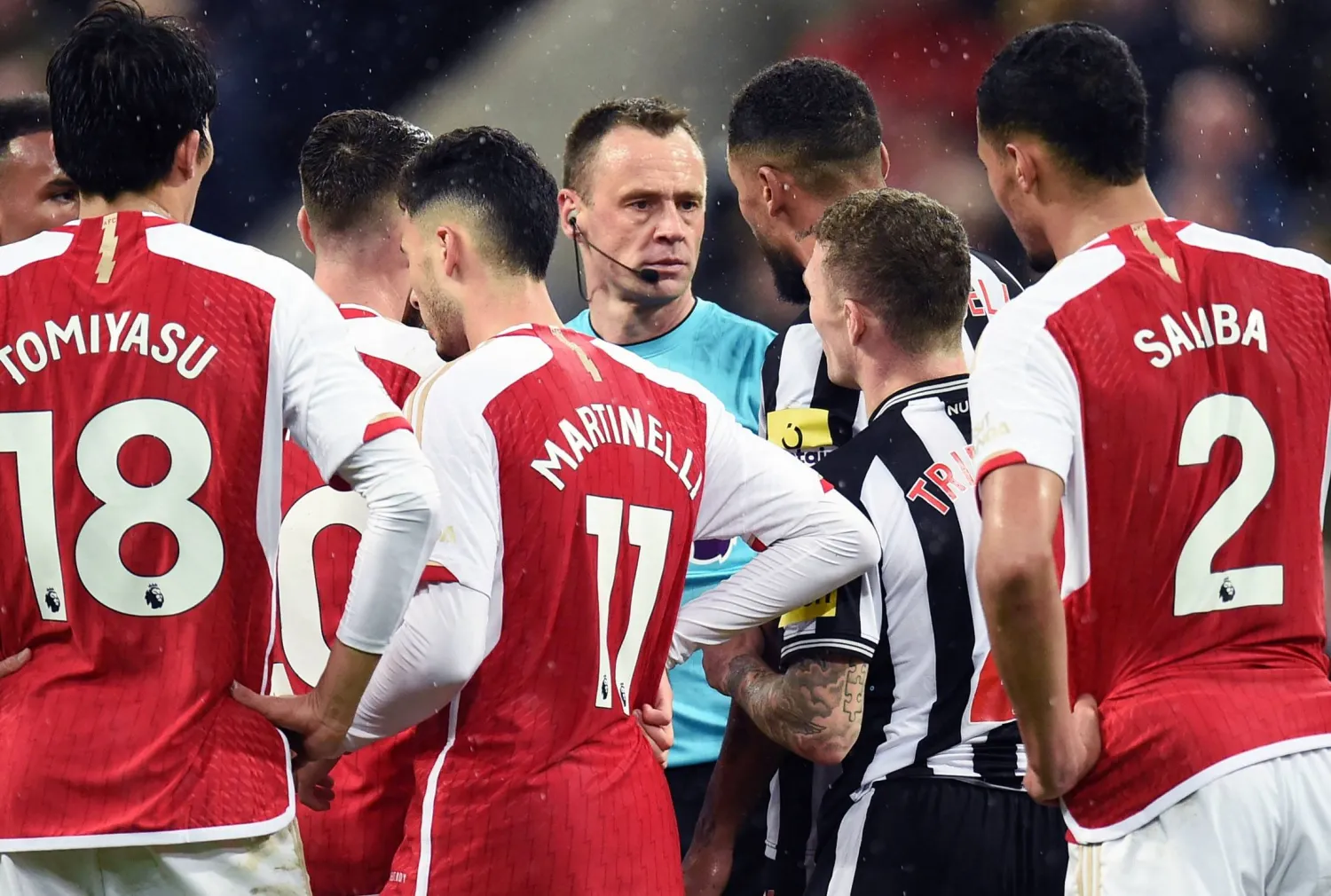 جانب من اعتراضات لاعبي آرسنال على هدف نيوكاسل (إ.ب.أ)