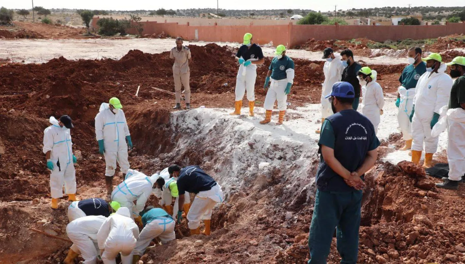 جانب من استخراج جثث تم دفنها في درنة لأخذ عينات من الحمض النووي وإعادة دفنها (هيئة البحث عن المفقودين)