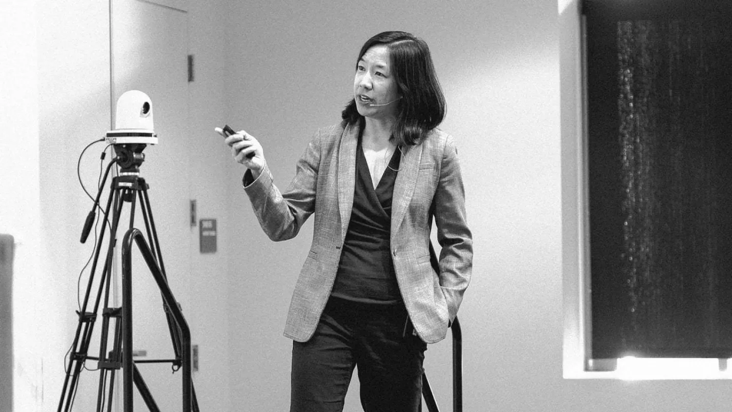  لينسي مار في محاضرة عن انتشار الفيروسات المحمولة جوا