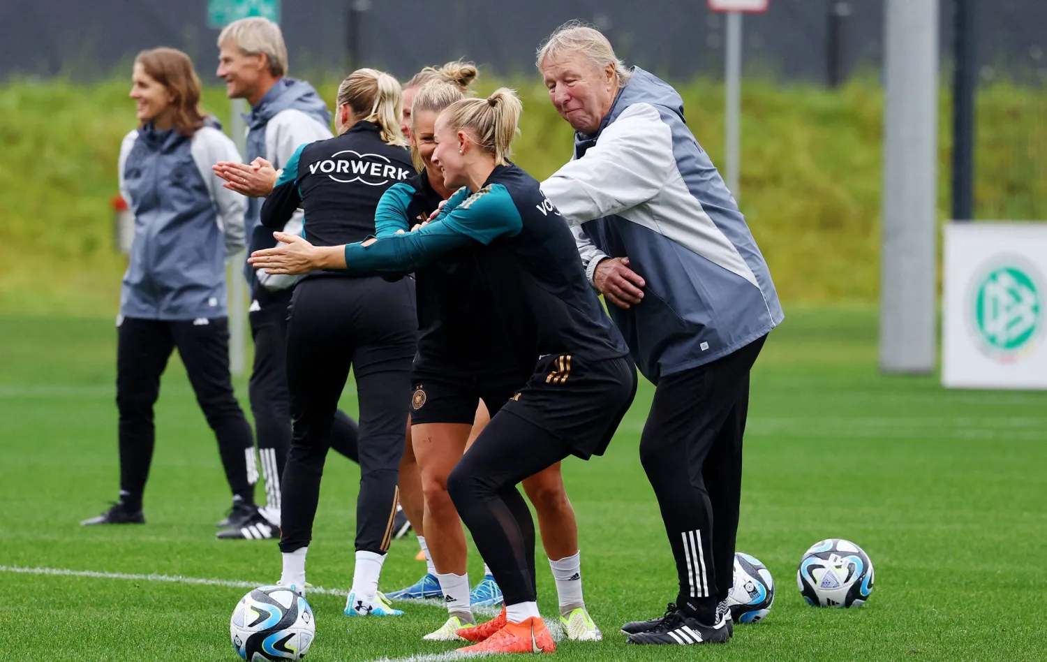 جانب من تدريبات منتخب ألمانيا للسيدات (رويترز)
