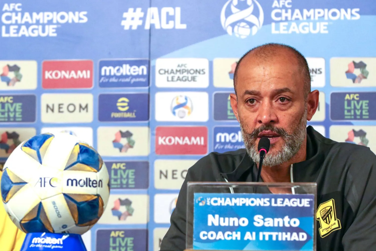 مدرب الاتحاد نونو سانتو خلال المؤتمر الصحافي (أ.ف.ب)