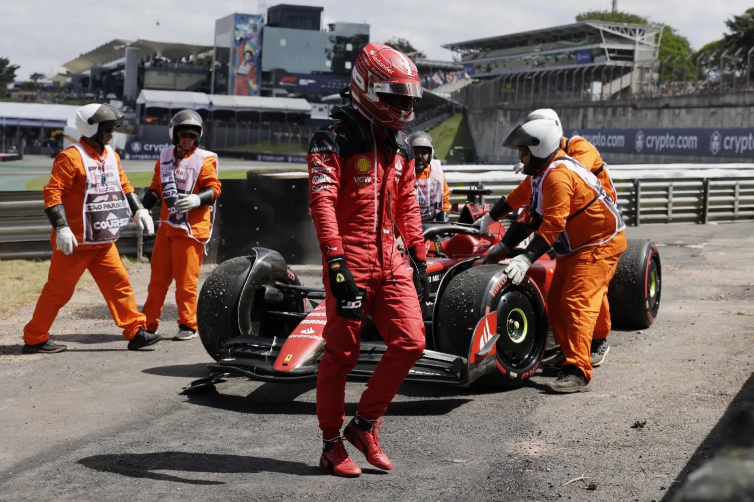 لوكلير متحسراً بعد حادث الاصطدام قبل انطلاقة جائزة البرازيل (إ.ب.أ)