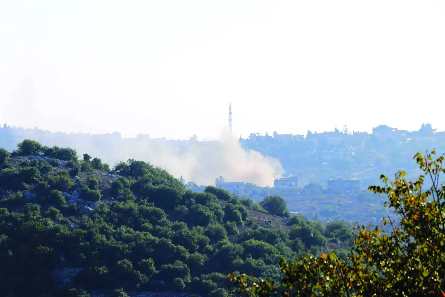
دخان يتصاعد في بلدة لبنانية حدودية نتيجة قصف إسرائيلي أمس (أ.ف.ب)