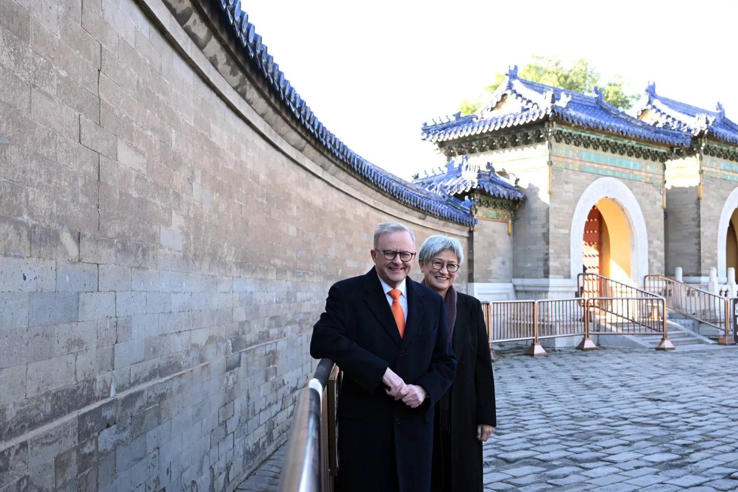 رئيس الوزراء الأسترالي أنتوني ألبانيزي خلال زيارته "معبد السماء" في بكين (إ.ب.أ)