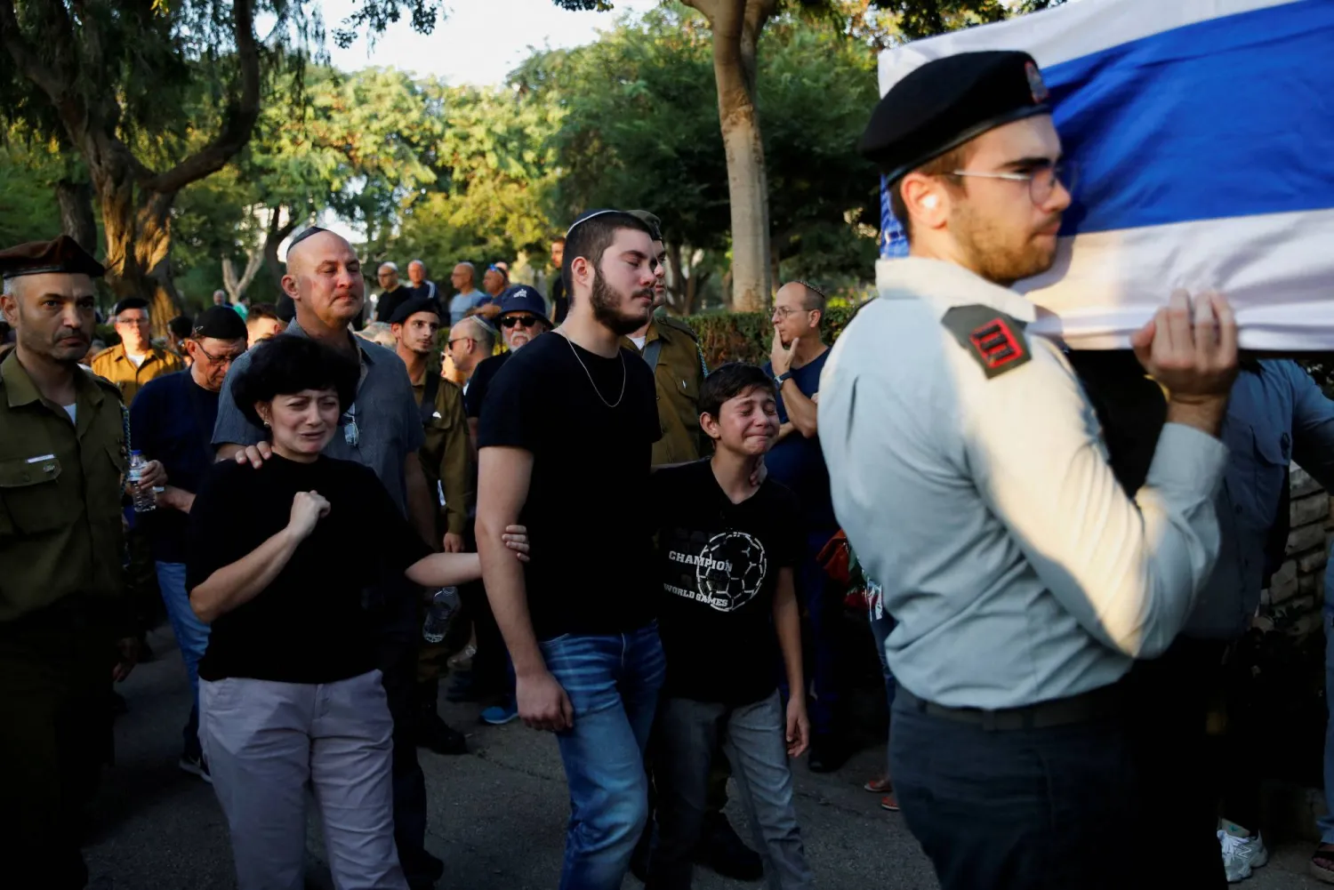 أصدقاء وعائلة الجندي بيني وايس الذي قتل في غزة خلال جنازته في حيفا (رويترز)