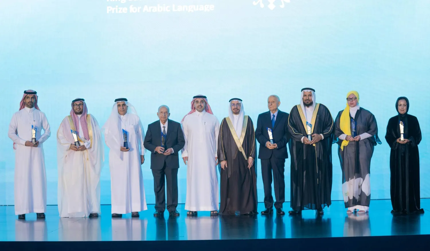 ومُنحت الجائزة التي تقدم لها أكثر من 700 مرشح من 25 دولة في أربعة فروع (مجمع اللغة)