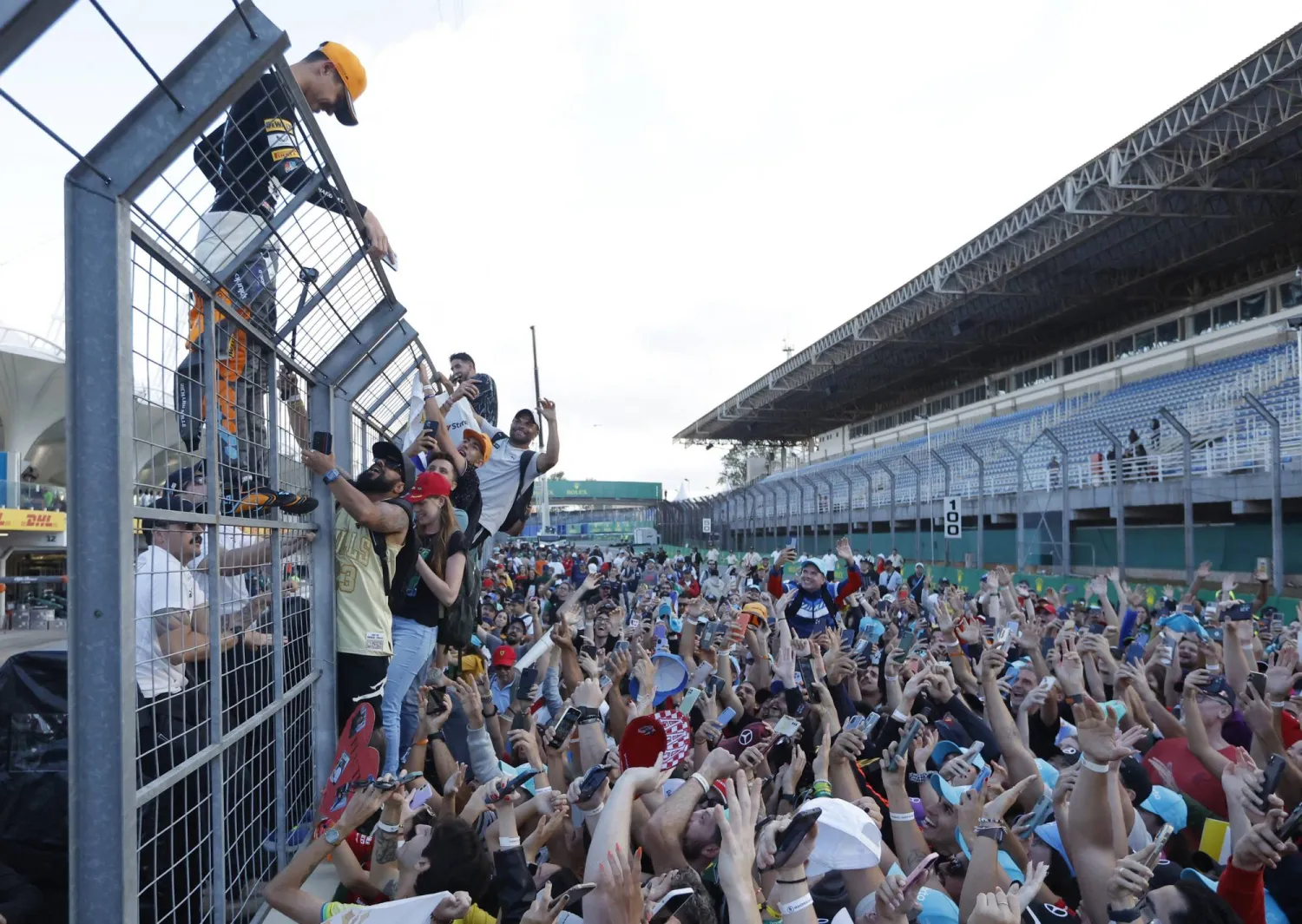 الجماهير اقتحمت مسار الحلبة قبل نهاية السباق الأحد (رويترز)