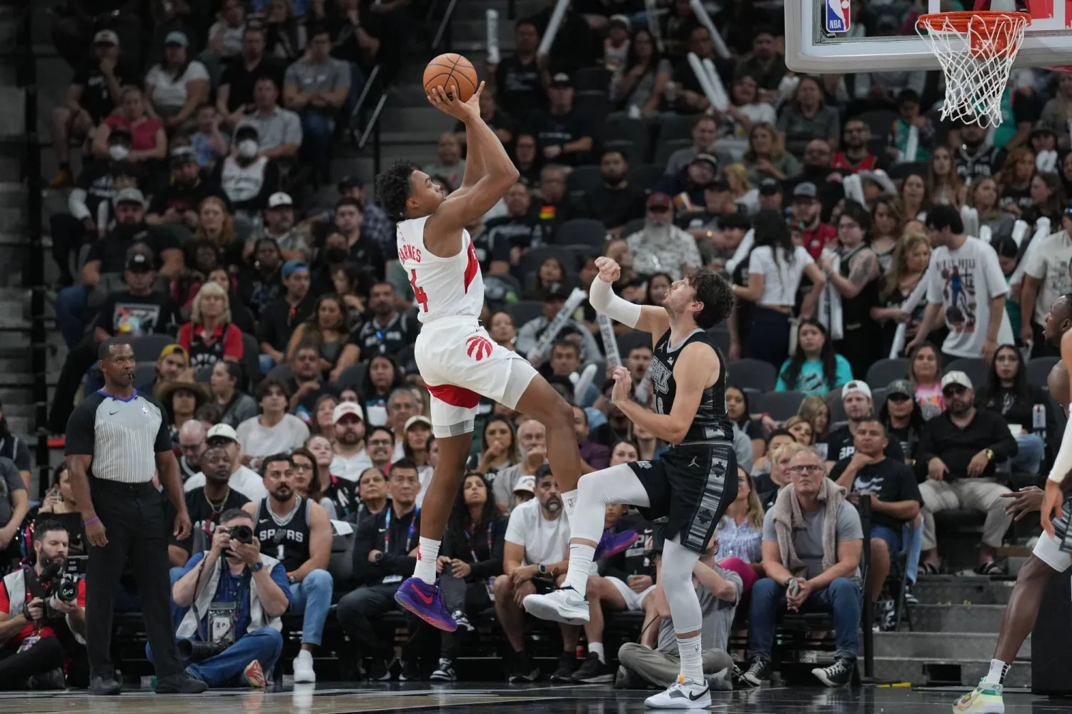 «تورونتو رابتورز» حقق فوزاً نارياً بعد عودة مثيرة بمواجهة «سبيرز» (رويترز)