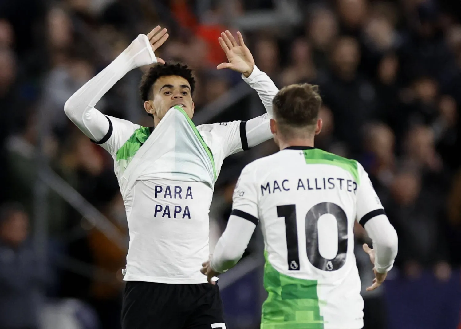 اللاعب دياز كشف عن قميصه الذي حمل عبارة الحرية لأبي بعد اختطاف والده (رويترز)