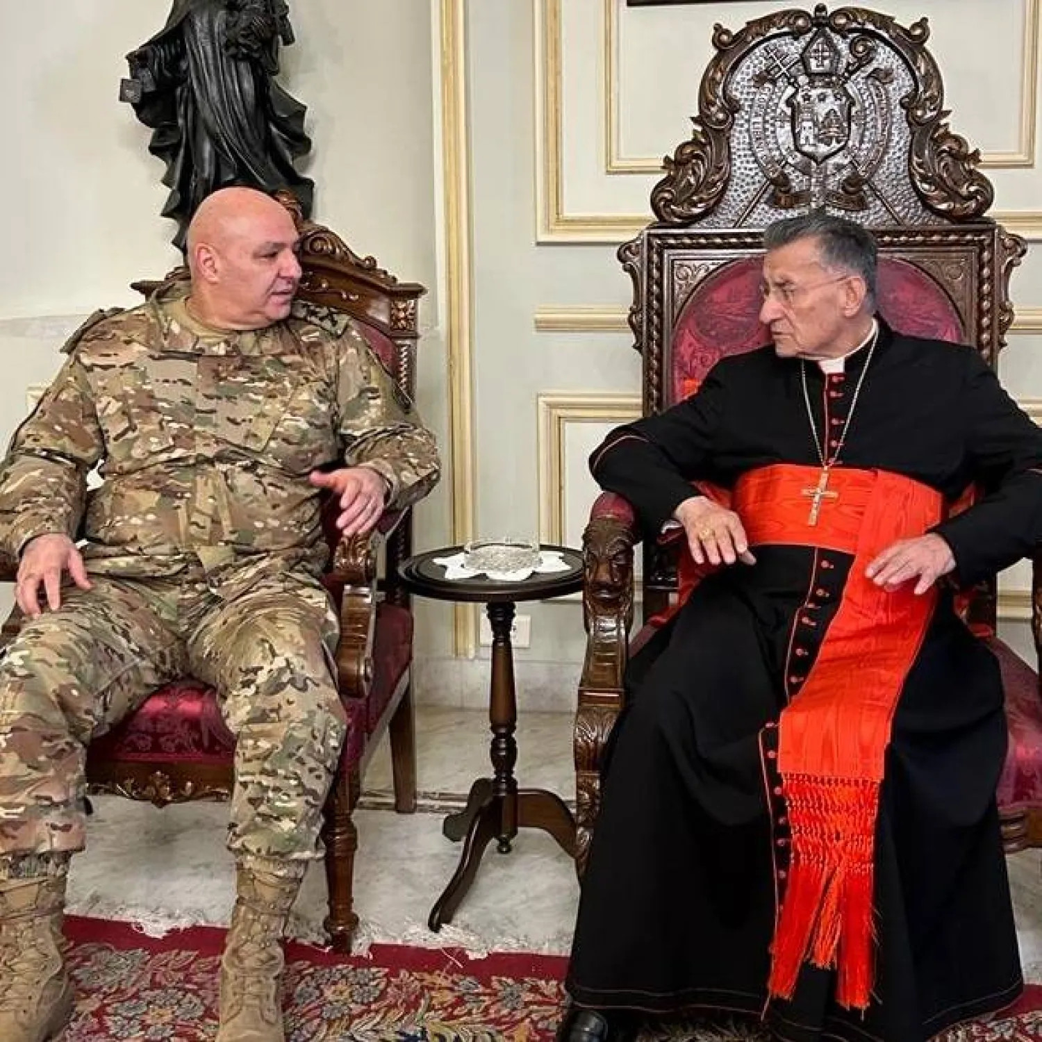 البطريرك الراعي مستقبلاً قائد الجيش العماد جوزيف عون (إكس)