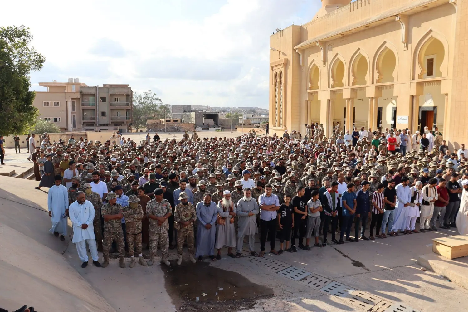 صلاة جنازة على أحد ضحايا «المقابر الجماعية» بترهونة (رابطة ضحايا ترهونة)