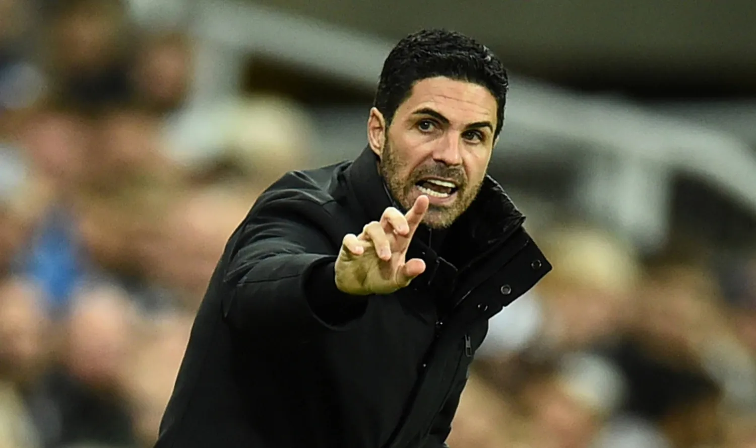 أرتيتا مدرب آرسنال غاضب من التحكيم (إ.ب.أ)