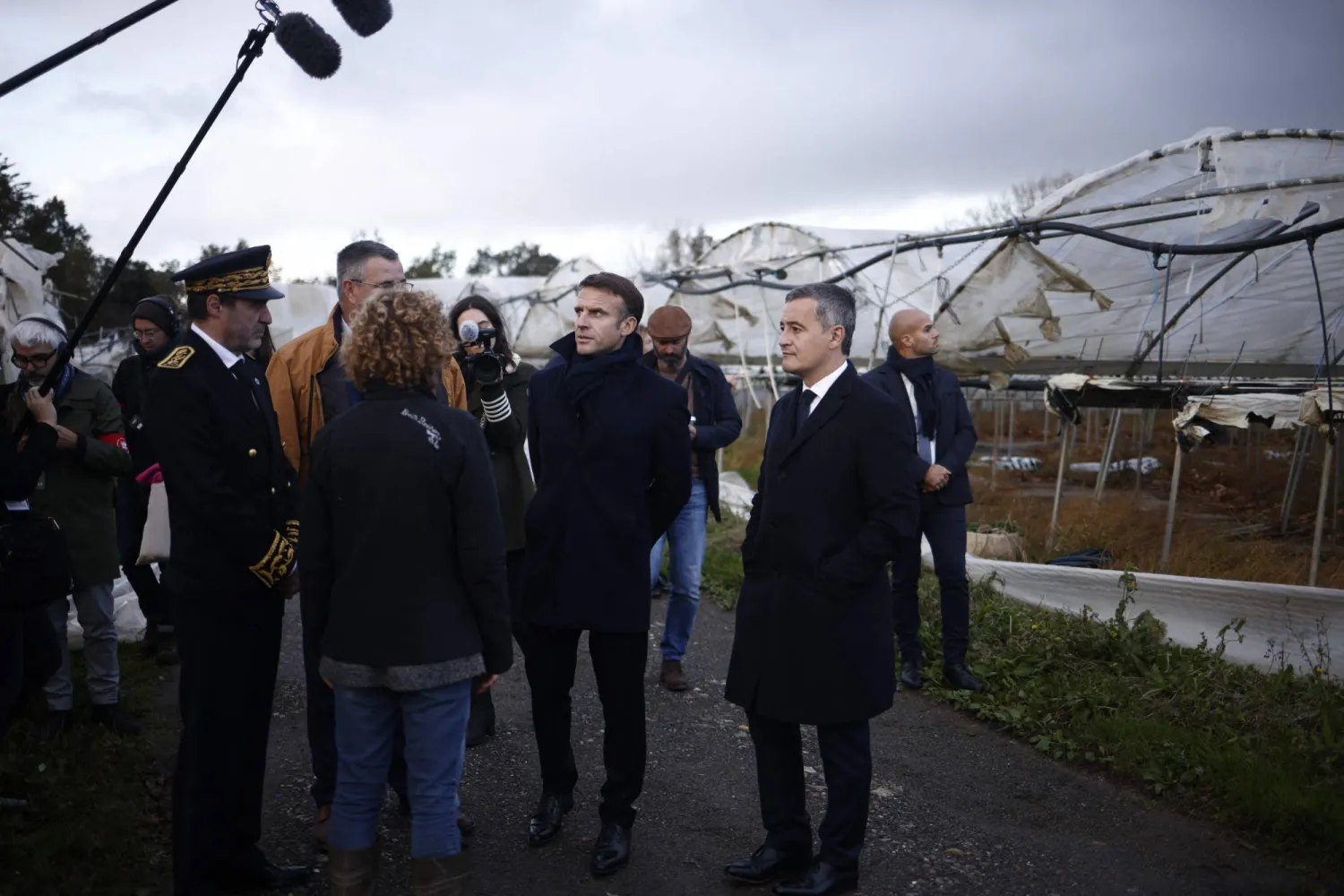 الرئيس الفرنسي في زيارة تفقدية لمنطقة غرب فرنسا بعد تعرضها لإعصار في 3 نوفمبر (أ.ف.ب)