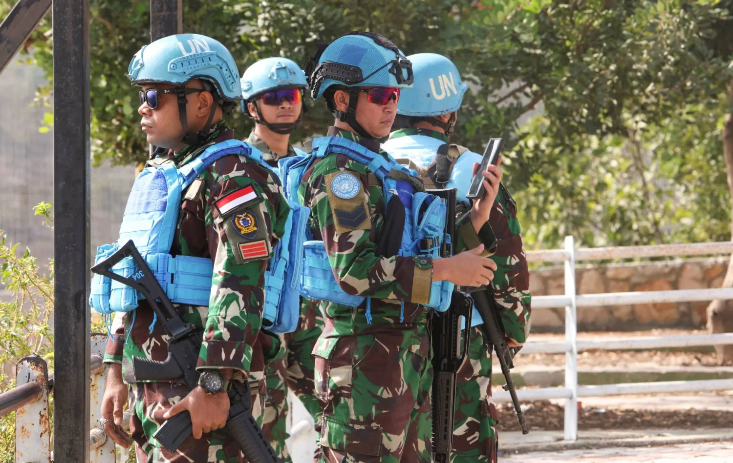 عناصر من قوات «اليونيفيل» عند نقطة الخيام في جنوب لبنان (رويترز)