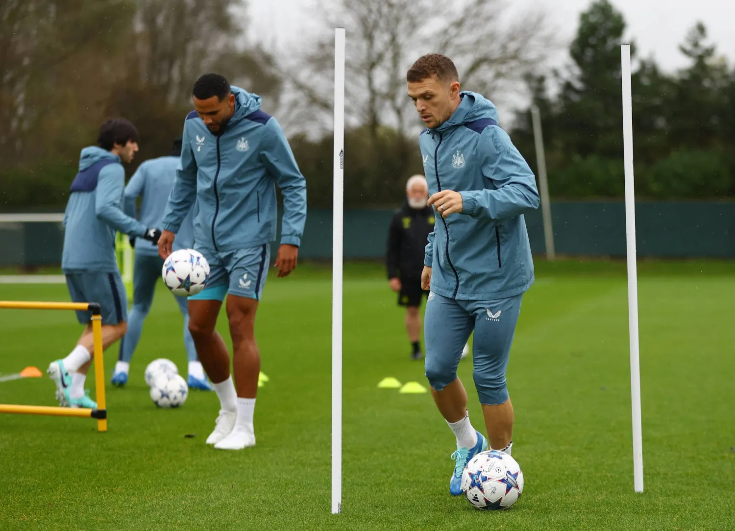 لاعبو نيوكاسل يتقدمهم تريبيير خلال التدريب الاخير قبل مواجهة دورتموند  (رويترز)