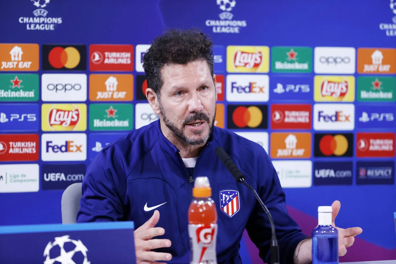 سيميوني خلال المؤتمر الصحافي (إ.ب.أ)