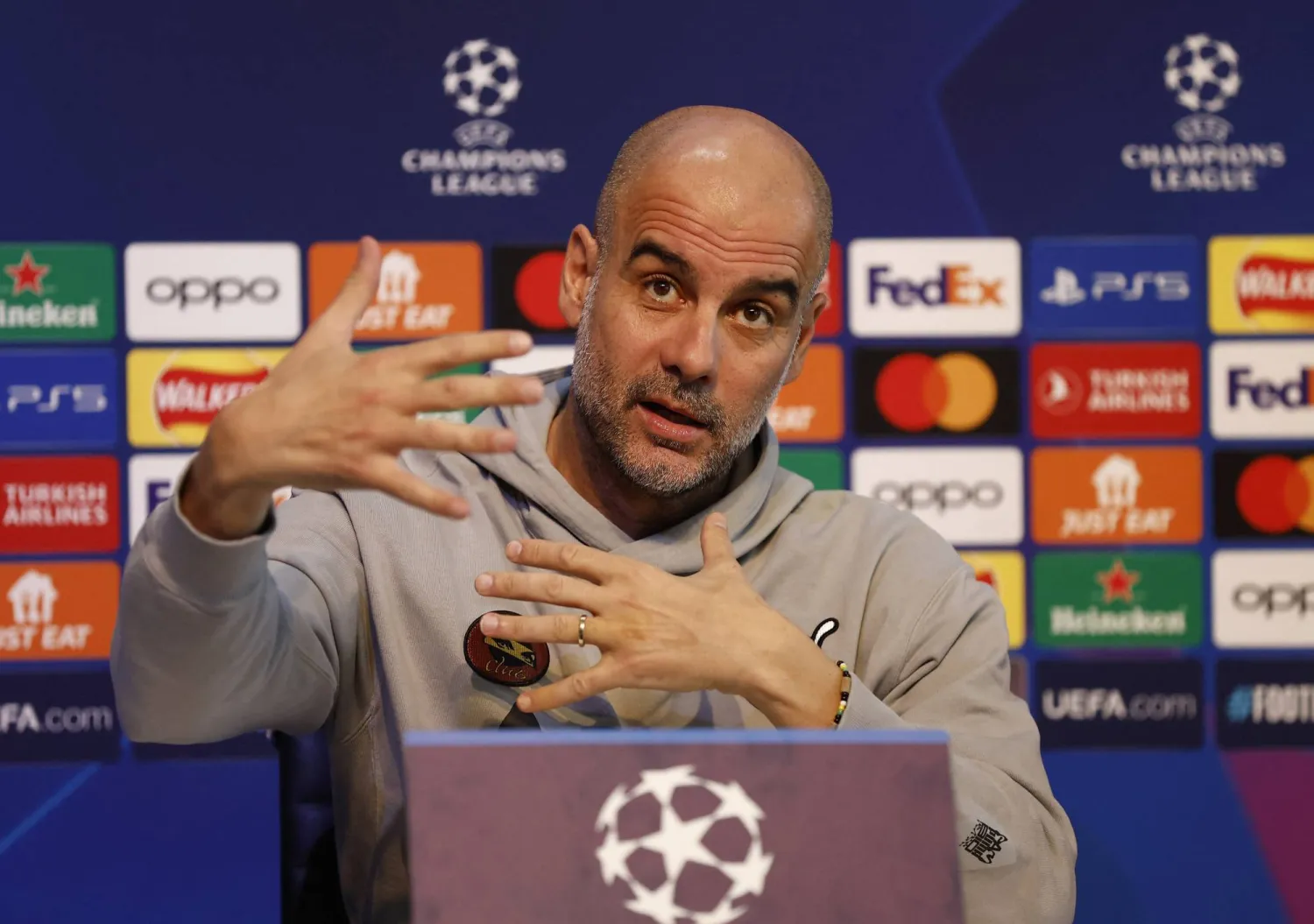 غوارديولا يتحدث خلال المؤتمر الصحافي (رويترز)