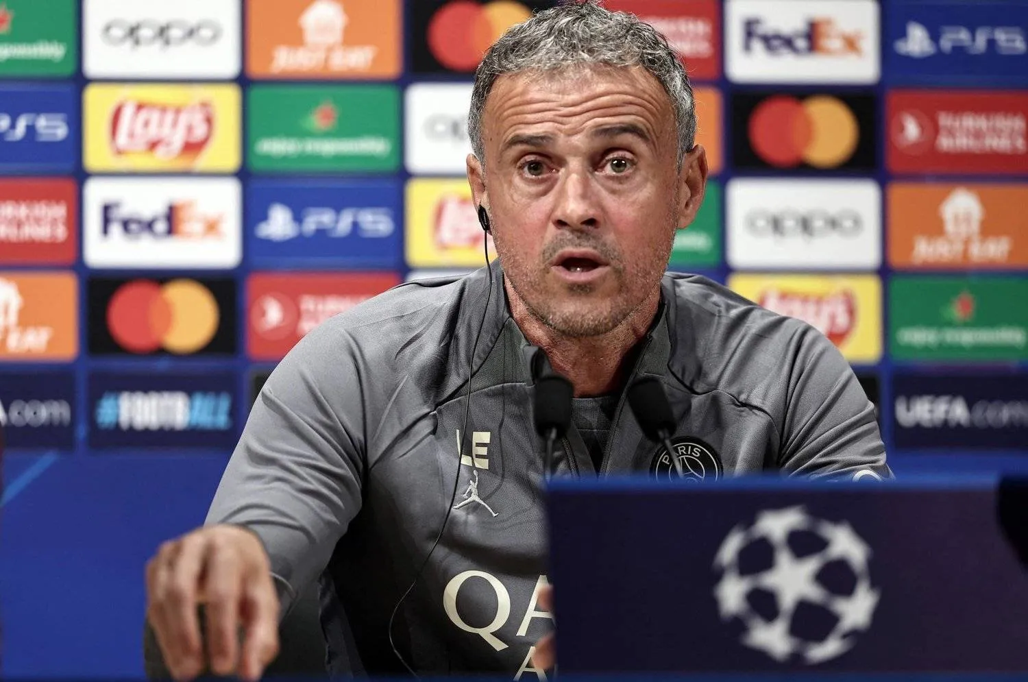 لويس إنريكي مدرب باريس سان جيرمان (أ.ف.ب)