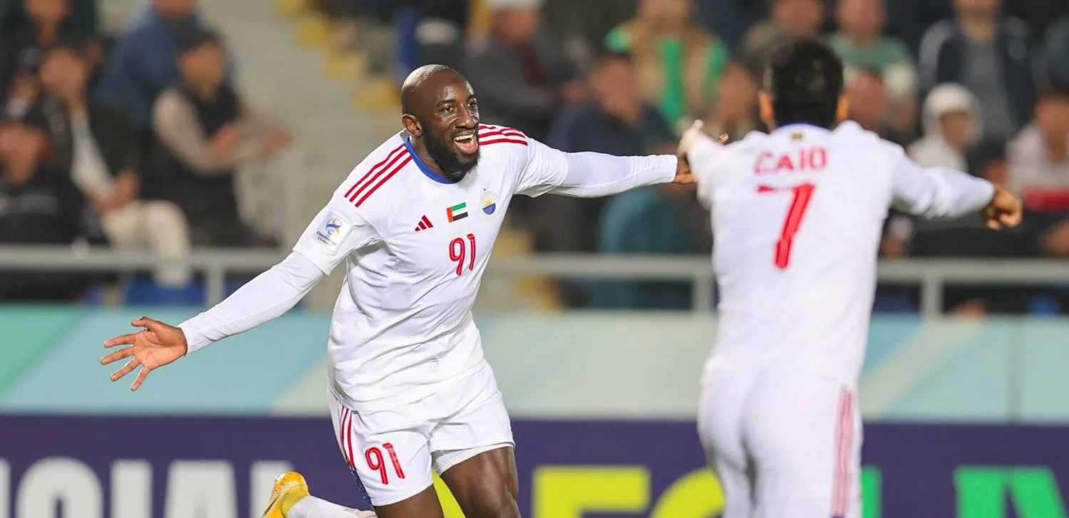 موسى ماريغا لاعب الشارقة الإماراتي محتفلا بهدفه في مرمى ناساف الأوزبكي (نادي الشارقة)