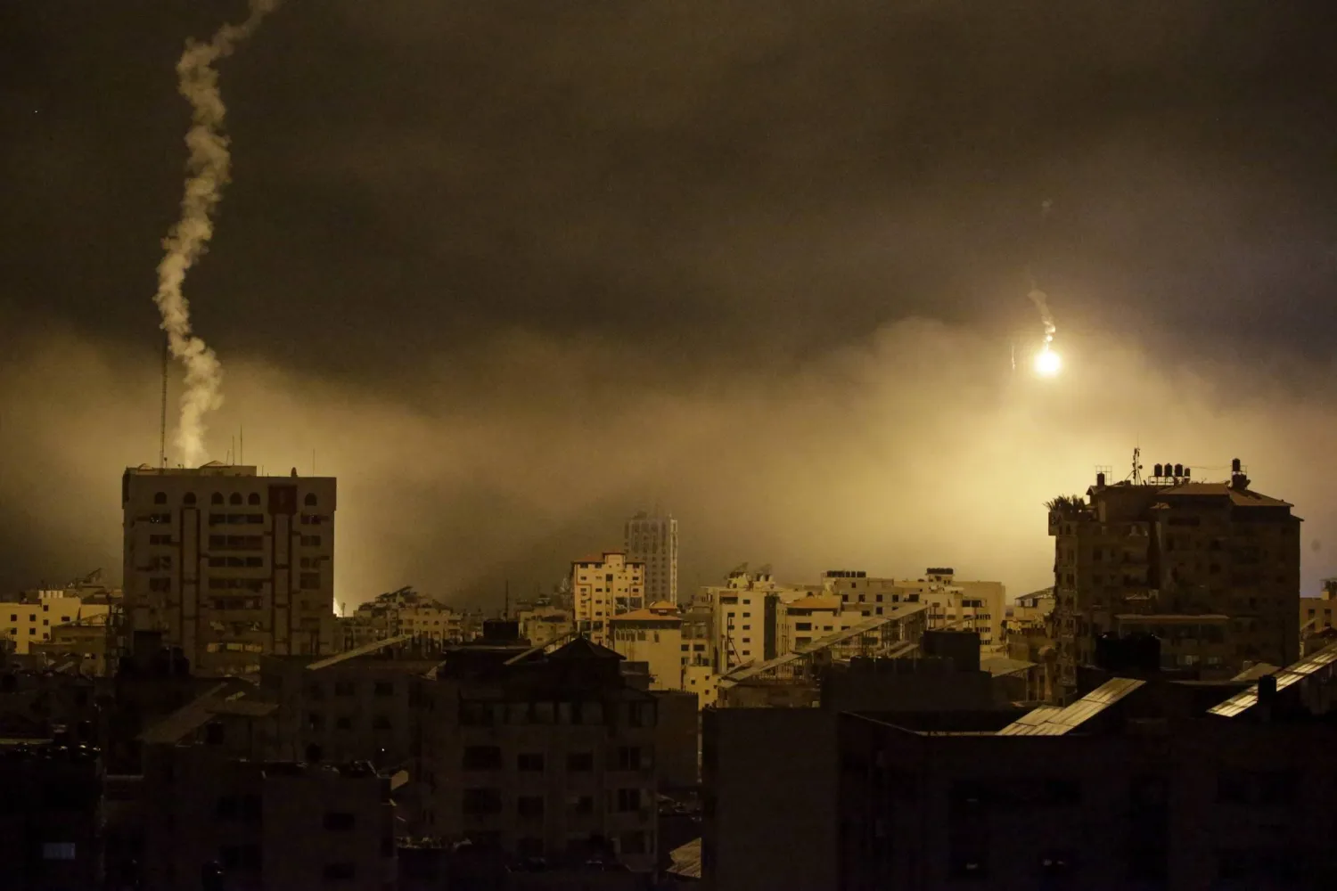 الجيش الإسرائيلي يقصف شمال قطاع غزة (إ.ب.أ)