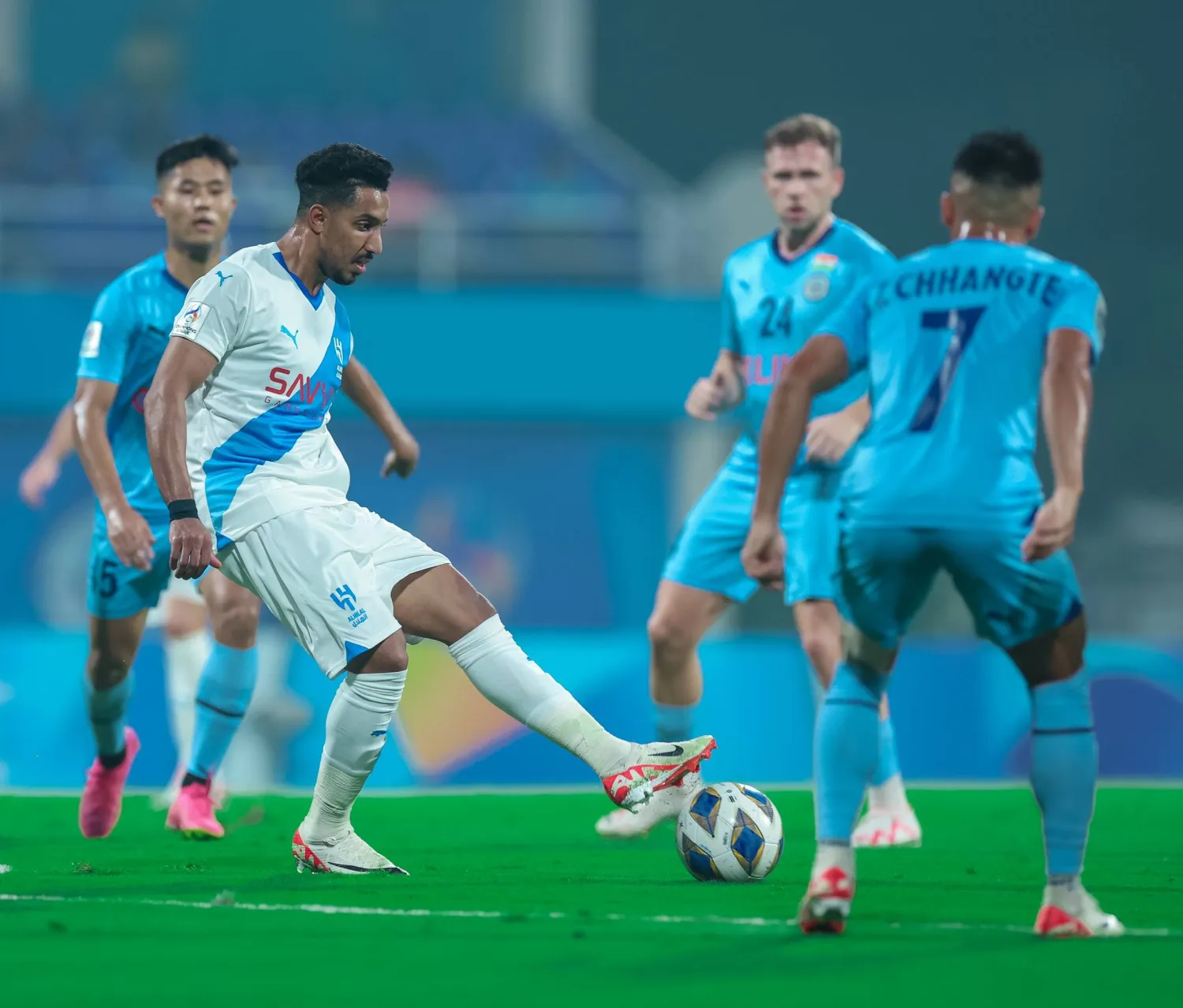 الدوسري قائد الهلال في إحدى الهجمات الزرقاء (نادي الهلال)