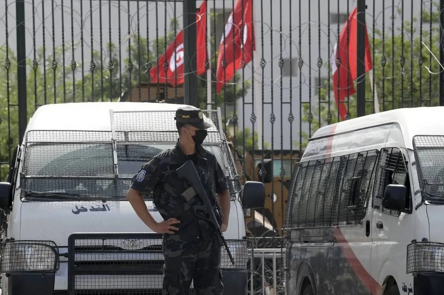 A police officer stands guard outside the parliament building in Tunis, Tunisia. (AFP via Getty Images/File photo) 